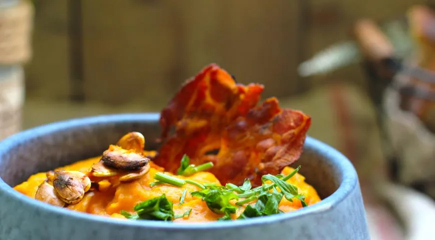 Рецепт тыквенного пряного крем-супа с печеным чесноком и беконом