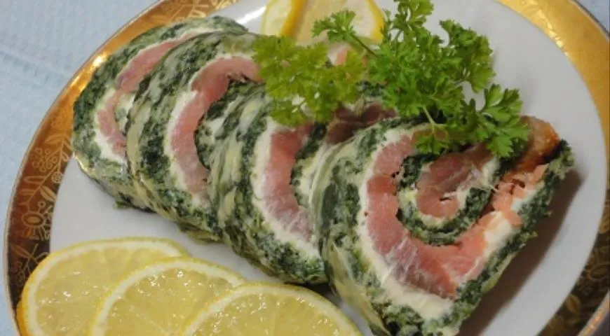 Рулет с лососем и зеленью