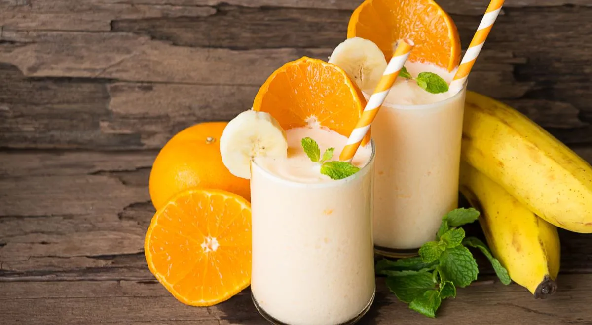 Мандарины йогурт. Смузи апельсин банан. Смузи с цитрусами. Молочные коктейли. Молочный коктейль с апельсином.