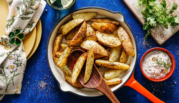Картофель айдахо, жаренный на сковороде