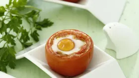 Запеченные помидоры с яйцом и песто