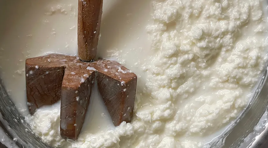 Пахта — это не просто побочная жидкость, а традиционный молочный продукт, получаемый при сбивании сливок в масло