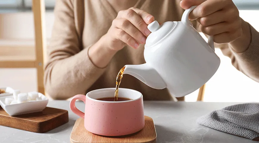 Чай, выпитый на голодный желудок, может затруднить усвоение питательных веществ из-за танинов, содержащихся в напитке