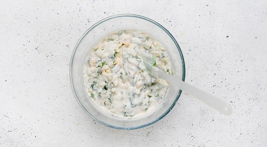 Оладьи на кефире с зеленым луком и яйцом