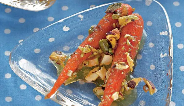 Глазированная морковь с фисташками