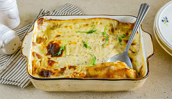 Блинная запеканка с курицей и брокколи