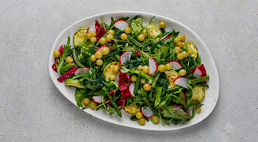 Теплый салат из скумбрии с крыжовником