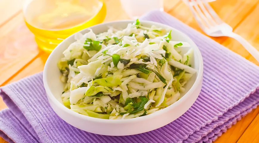 Салат из белокочанной капусты с огурцом и оливковым маслом