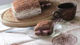 Домашний бисквитный пирог с ягодами