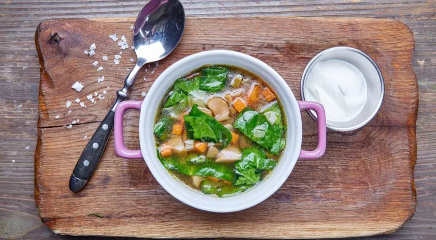 Постные щи из шпината с белыми грибами