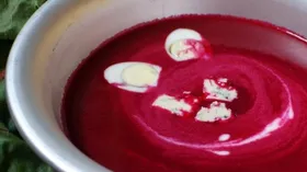 Холодный свекольный крем-суп с горгонзолой
