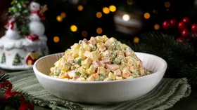 Салат Оливье с ветчиной и солеными огурцами