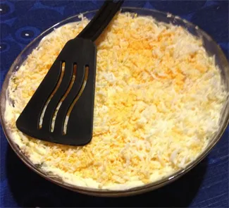 Слоеный салат Курочка в шубке