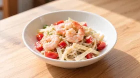 Салат с креветками, фунчозой, помидорами и сыром