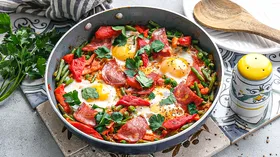 9 рецептов яичницы с колбасой: простые и вкусные идеи для бодрого утра