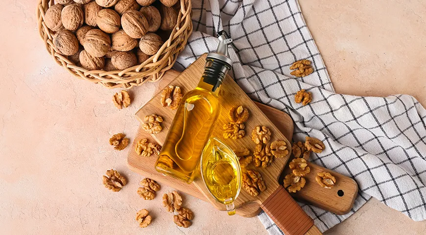 Масло грецкого ореха является ценным источником полиненасыщенных жирных кислот, прежде всего альфа-линоленовой (омега-3) и линолевой (омега-6) кислот