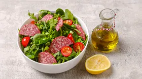 Салат из рукколы, черри, шпината и колбасы