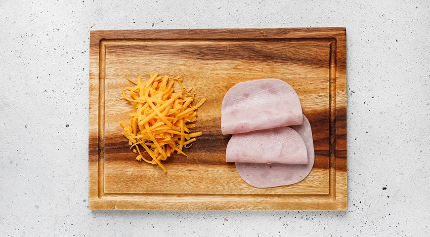 Горячие бутерброды с колбасой, сыром и помидорами в духовке