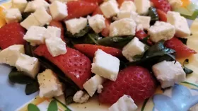 Салат с руколой, клубникой и адыгейским сыром