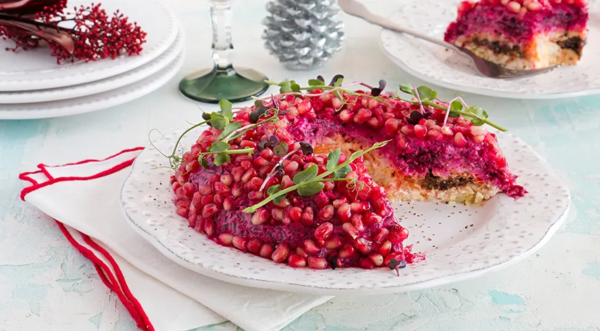 Гранатовый браслет с черносливом и орехами