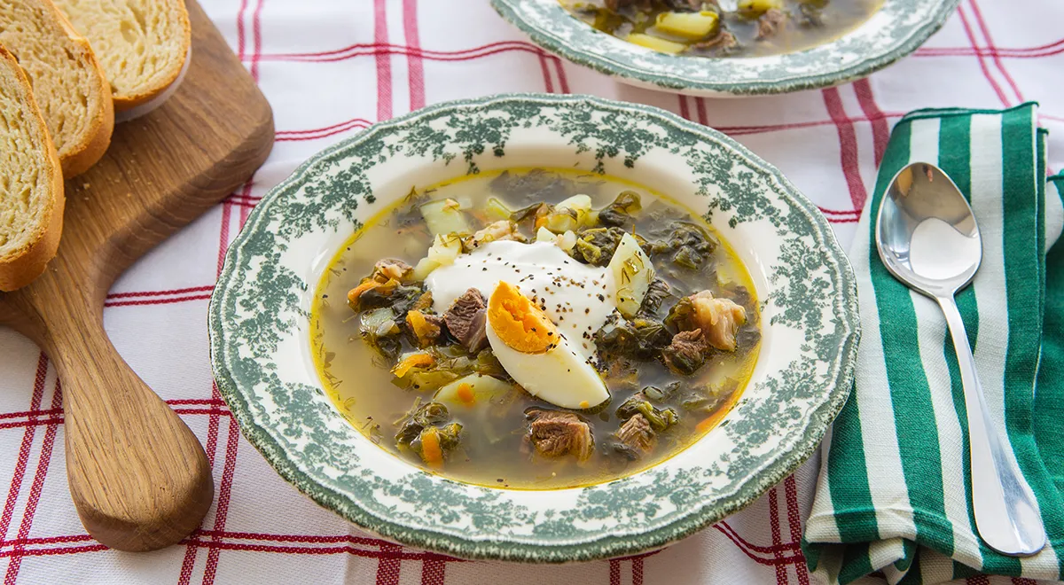 Щавелевый суп с мясом и яйцом