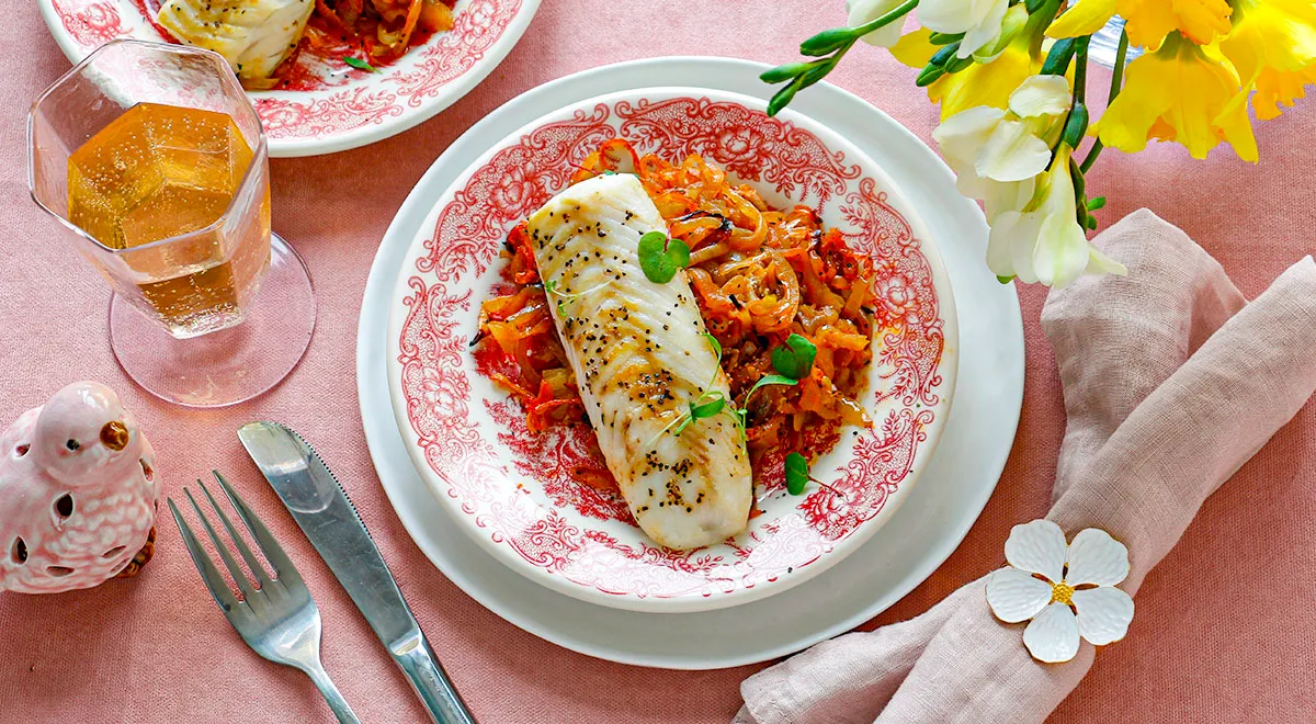 Треска в духовке с луком