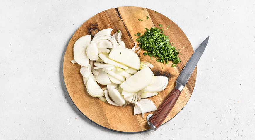 Тушеные куриные шейки с луком