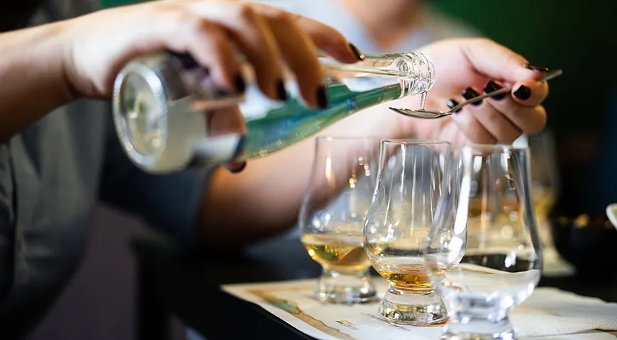 Для дегустации — можно капнуть в ржаной виски немного воды, это поможет раскрыть аромат, особенно если виски бочковой крепости