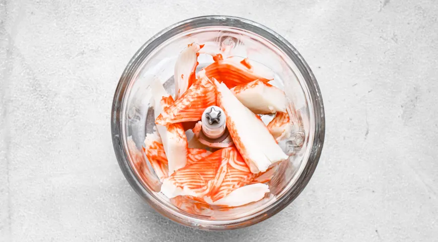 Яичные блинчики с крабовыми палочками и сыром