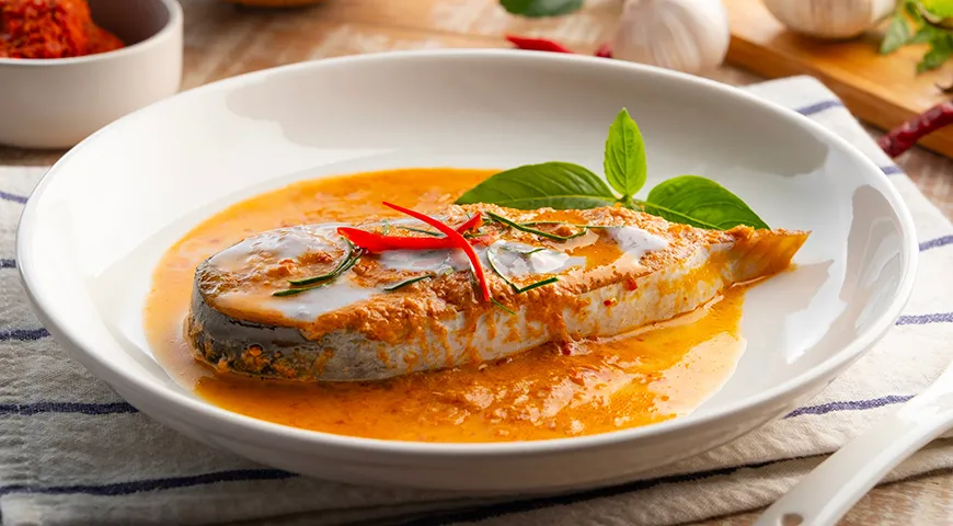 Сом в остром красном карри с кокосовым молоком