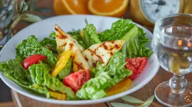 Марули Мэ Халуми (зеленый салат латук с сыром Халуми, апельсином и томатами)