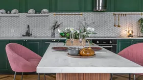 Белые кухни уходят в прошлое: дизайнеры познакомили с интерьерными трендами на 2026 год