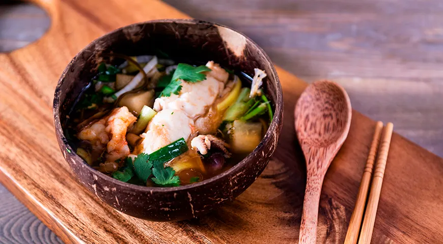 Хемультан — праздничный острый корейский суп из разнообразных морепродуктов и овощей на насыщенном бульоне