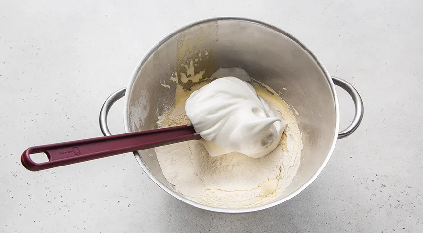 Бисквитный торт с клубникой