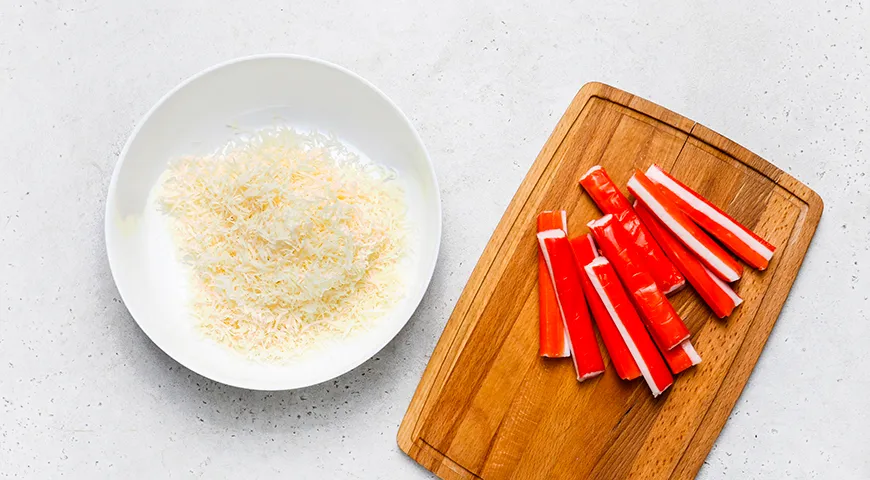 Салат с крабовыми палочками, сыром и яичными блинчиками