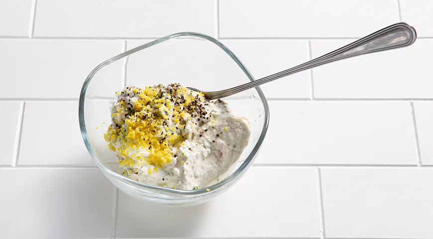 Канапе с творожным сыром, авокадо, красной рыбой и икрой