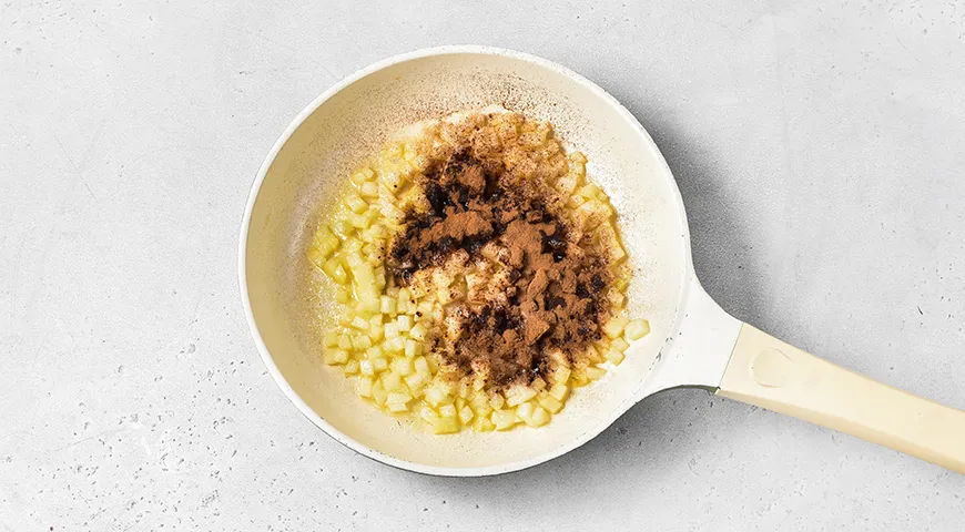 Дрожжевые пирожки со свеклой и яблоками на сковороде