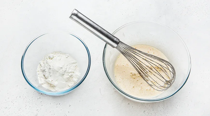 Яблочный рулет на сгущенном молоке