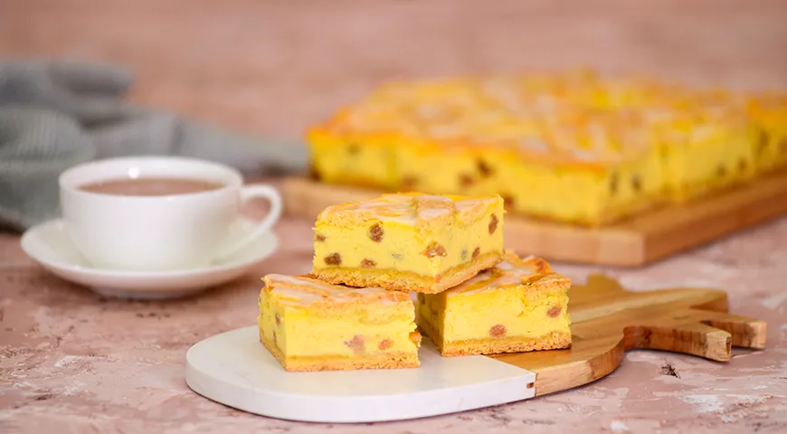 Краковский сырник — легкий, воздушный десерт, состоящий из тонкой основы (рассыпчатое песочное тесто) и толстого слоя творожной начинки