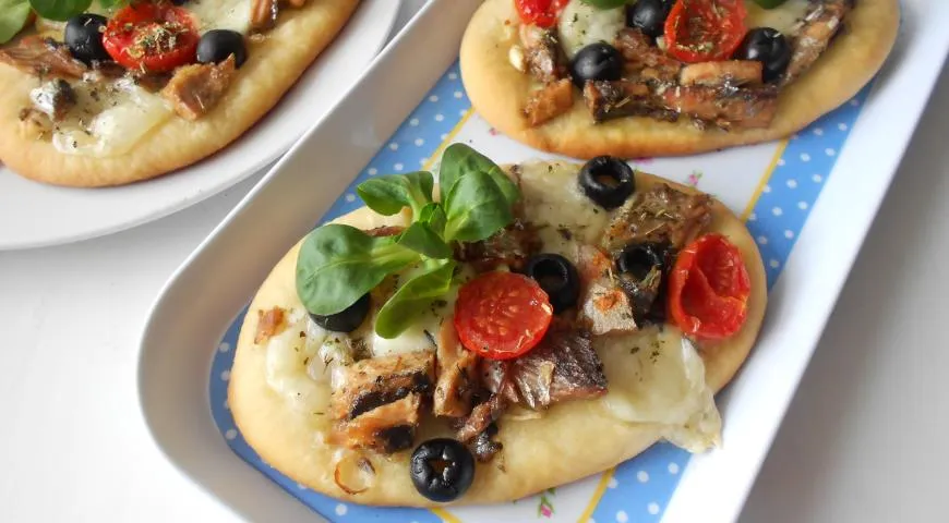 Рецепт мини-пиццы с сайрой, моцареллой и маслинами