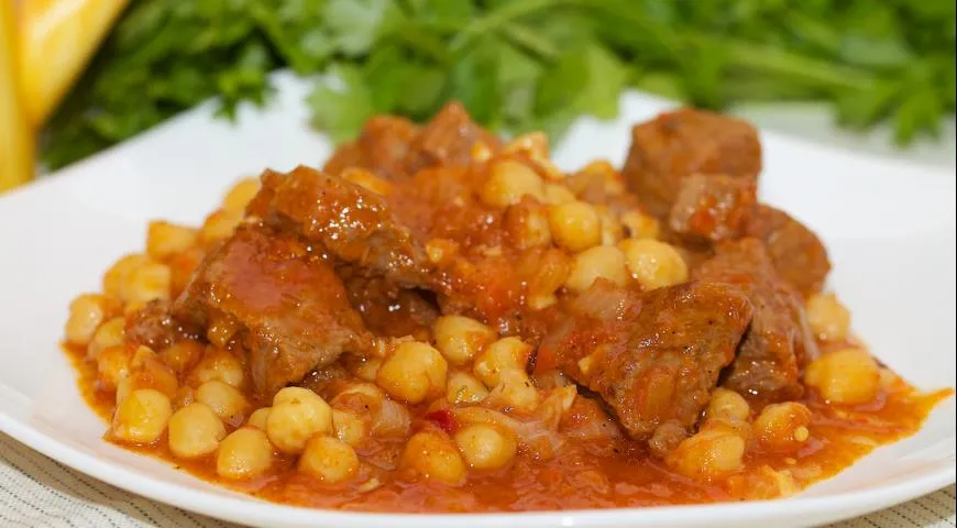 Нут тушеный с овощами. Говядина тушеная с нутом и овощами. Нут с курицей и овощами. Нохут с мясом. Нут с мясом.