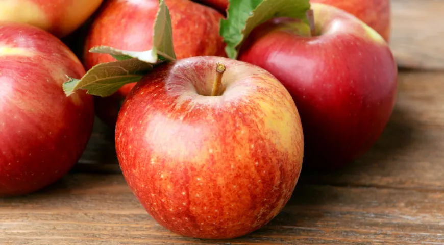 Зимой яблоки — незаменимый и довольно доступный фрукт