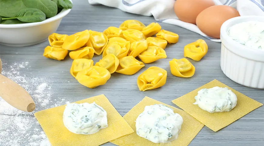 Для тортеллини с сыром можно использовать рикотту, моцареллу, пармезан