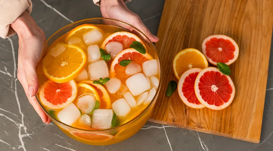 Пуншем называют любой многокомпонентный напиток на основе сока, подаваемый из большой чаши