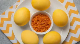 Найдены 3 способа покрасить пасхальные яйца в желтый цвет — красители только натуральные