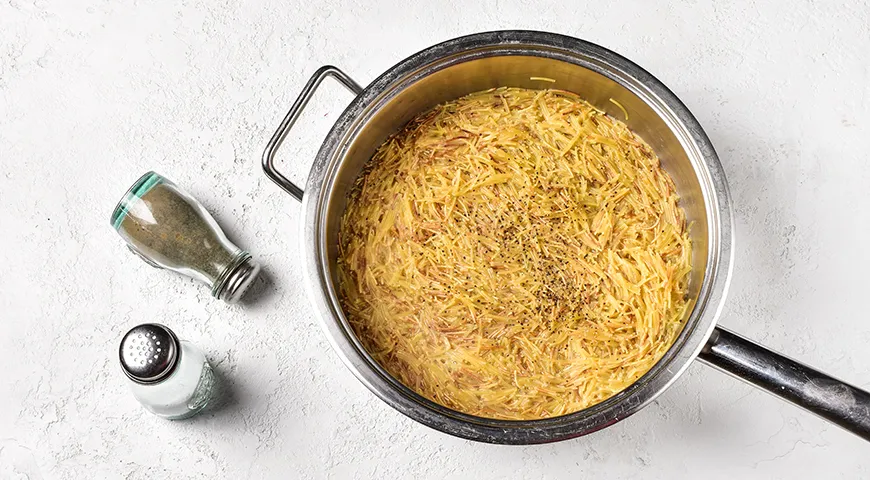 Жареная вермишель с сосисками