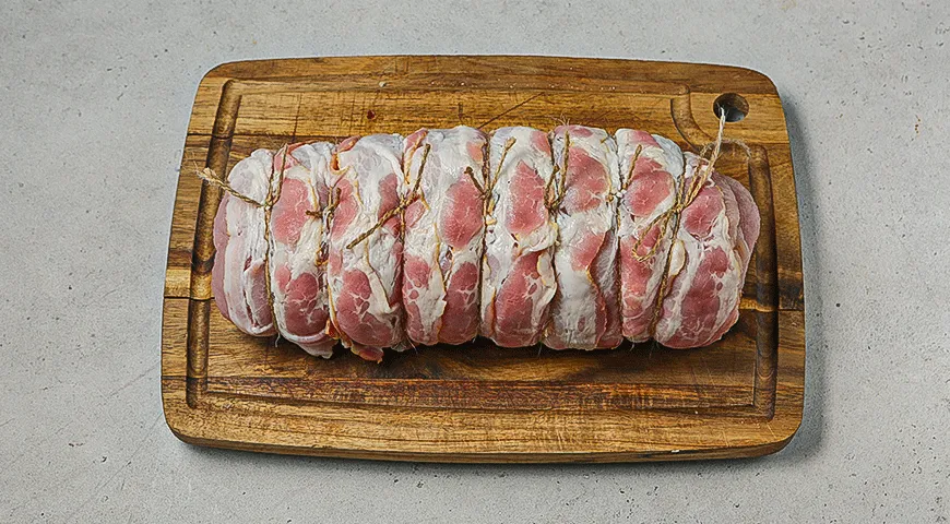 Рулет из индейки с колбасками