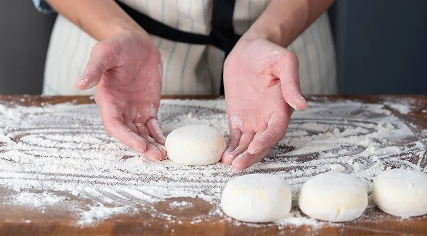 Корочка получится румяной и аппетитной, если обвалять сырники в муке и жарить на приемлемом количестве масла