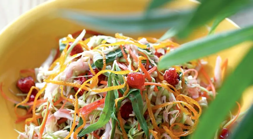 Салат из молодой капусты с морковью и апельсином