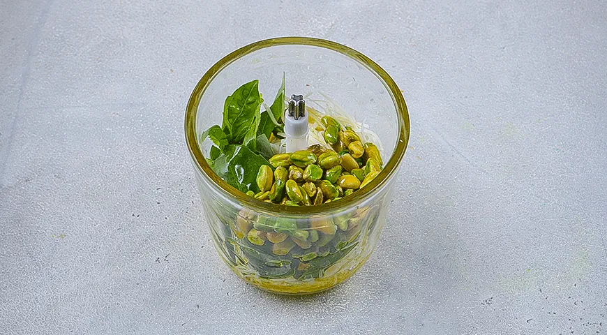 Брускетта с вареной колбасой и фисташковым песто